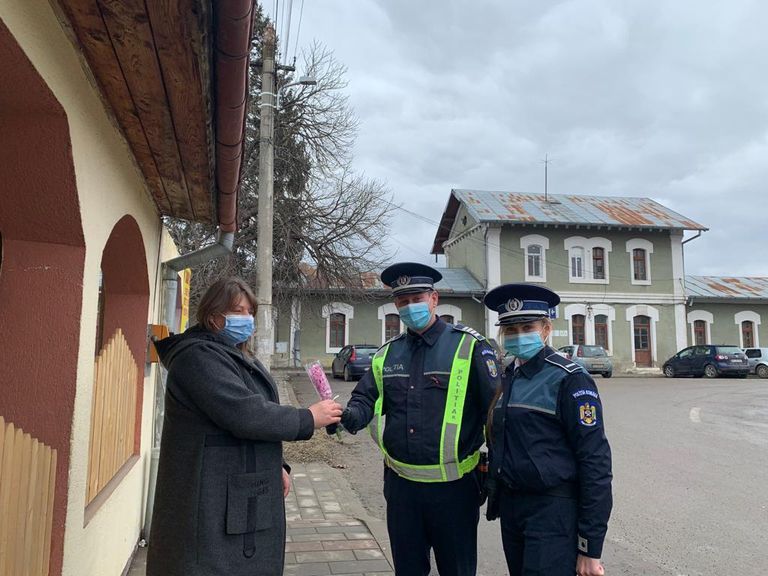 Mărţişoare surpriză pentru botoşănence înainte de a urca în tren