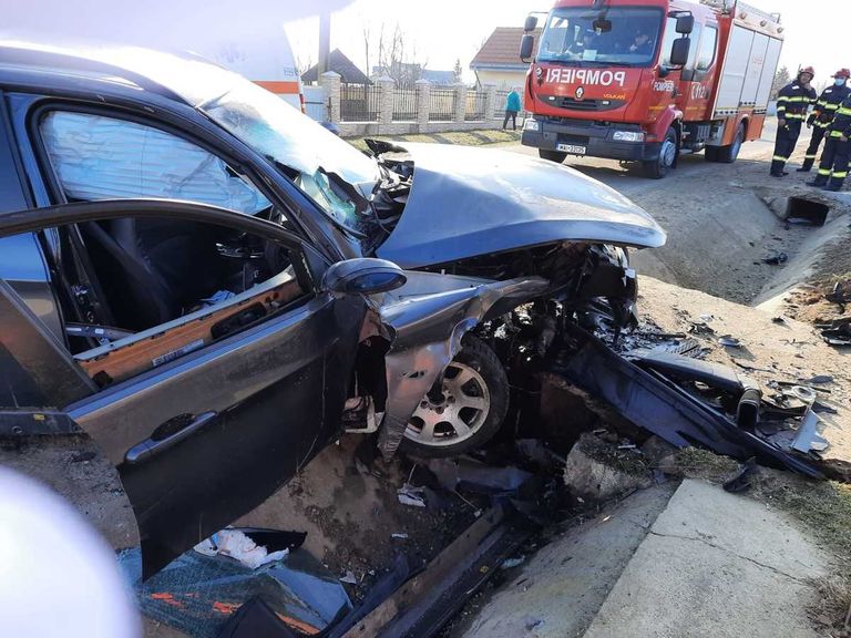 Doi răniţi într-un BMW făcut praf într-un cap de pod