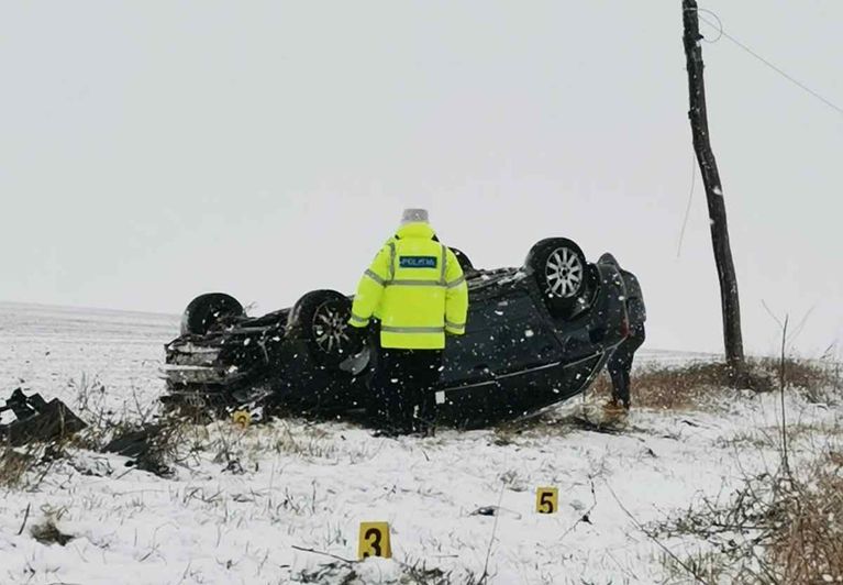 Trei tineri răniți după un accident din cauza zăpezii