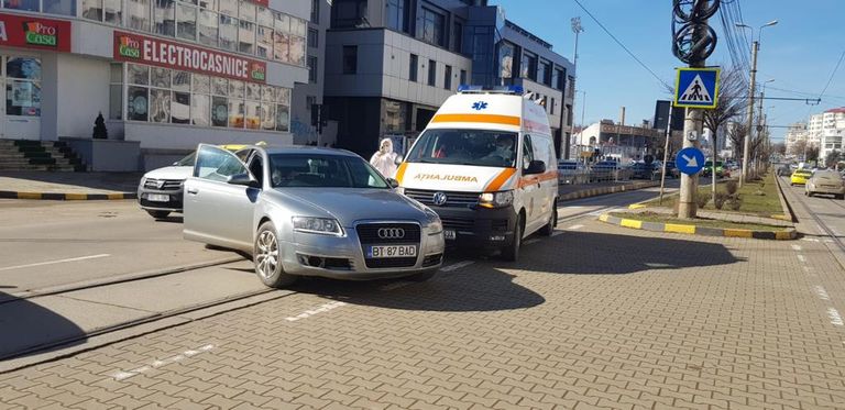Ambulanță cu pacient Covid implicată într-un accident la stadion (video)