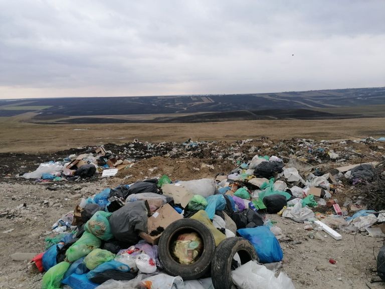 Rampă de gunoi neautorizată descoperită la Darabani. Primăria amendată cu 40.000 de lei