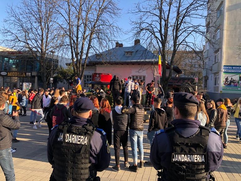 Adolescenţi în stradă din cauza restricţiilor impuse din cauza pandemiei (video)