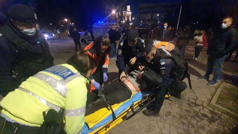 Protestatar luat cu ambulanţa aproape în comă alcoolică (video)