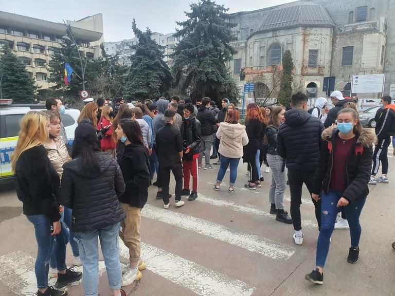 Protestatari tot mai puţini şi mai tineri în a treia zi (video)