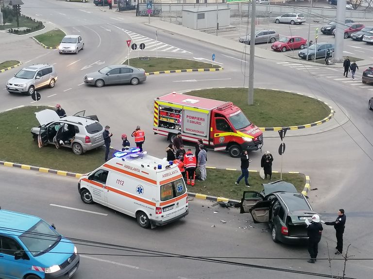 Copii răniţi după o neacordare de prioritate (video)