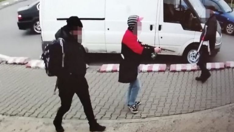 Un bărbat a amenințat oamenii cu o pușcă, în parcarea unui supermarket din București
