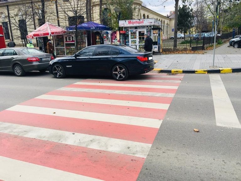Șoferi amendați de polițiști. Și-au lăsat mașinile lângă trecerile de pietoni