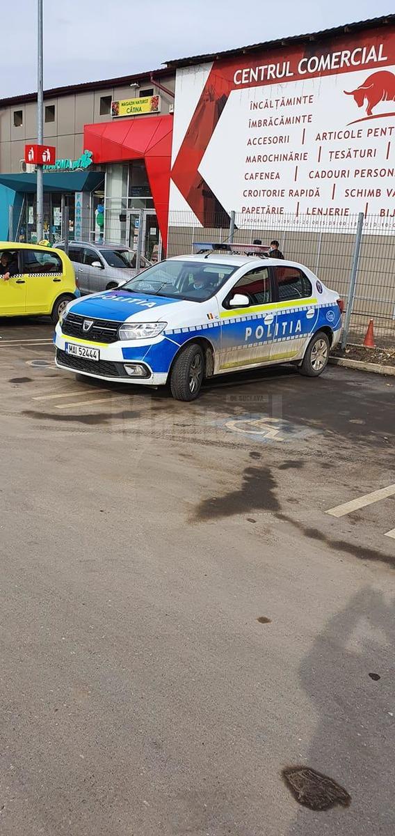 Polițiști amendați cu 2.000 de lei, pentru că au parcat pe locurile pentru persoane cu handicap