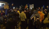 Noapte de proteste faţă de noile restricţii în mai multe oraşe din ţară