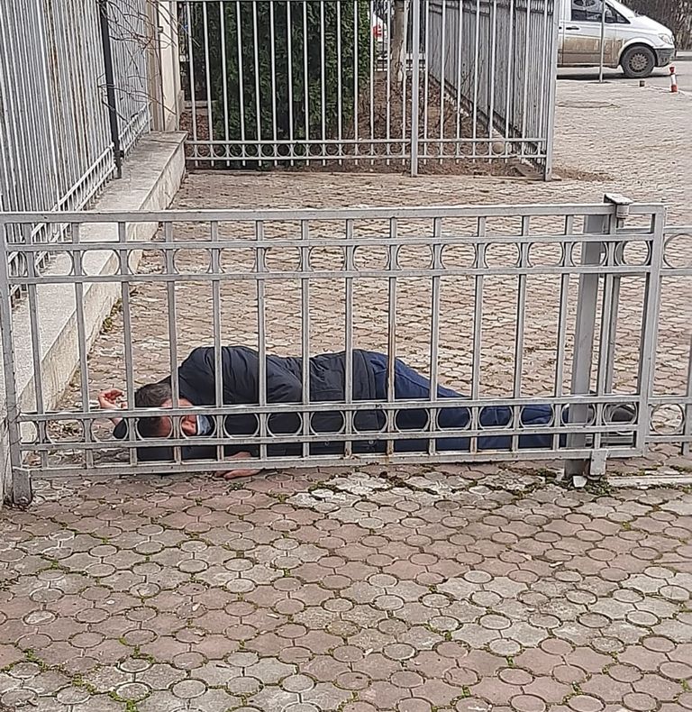 Botoșănean amendat de două ori, după un protest ciudat pe treptele Tribunalului