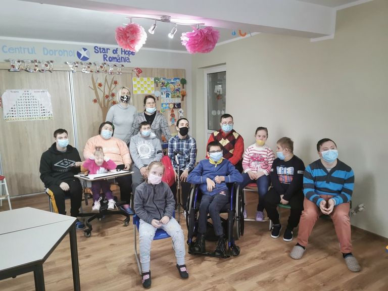 Maraton de îmbrăţişări online pentru copiii şi tinerii cu sindrom Down