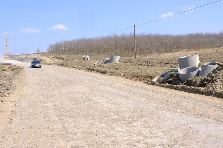 Au început lucrările pentru stabilizarea a două drumuri județene afectate de alunecări de teren