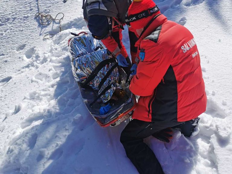 Botoşănean găsit îngheţat în munţi (video)