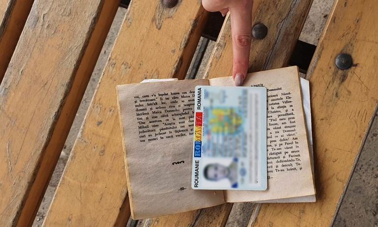 Carte de identitate falsă ascunsă într-o carte de rugăciuni