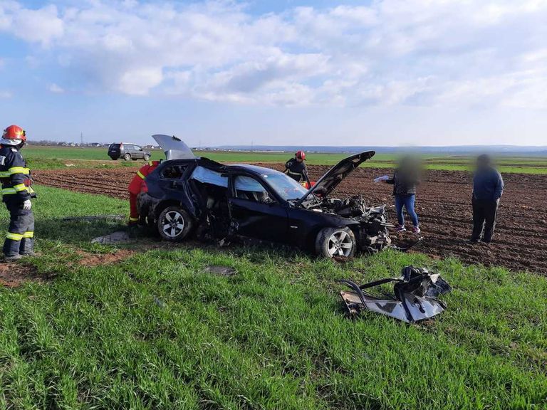 BMW făcut praf de o șoferiță într-un cap de pod (video)