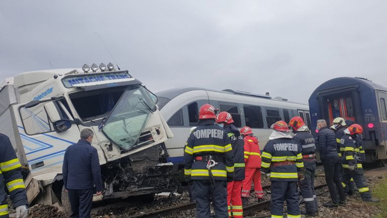 Camion lovit de două trenuri, în județul Vaslui. O femeie a fost rănită