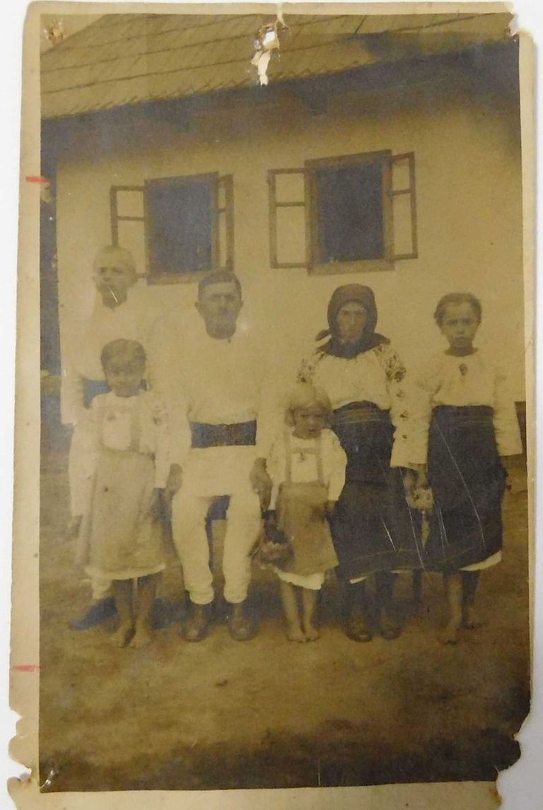 Din Patrimoniul Memorialului Ipotești – fotografiile descendenților familiei Eminovici din Călineștii lui Cuparencu