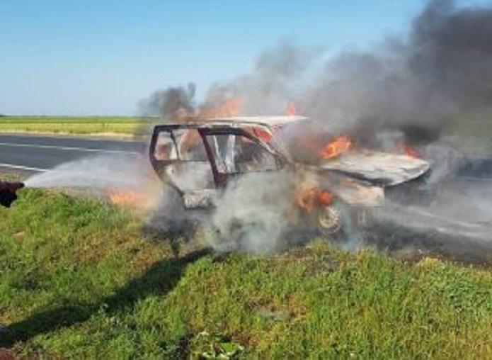 Autoturism cuprins de flăcări, în apropierea satului Mesteacăn