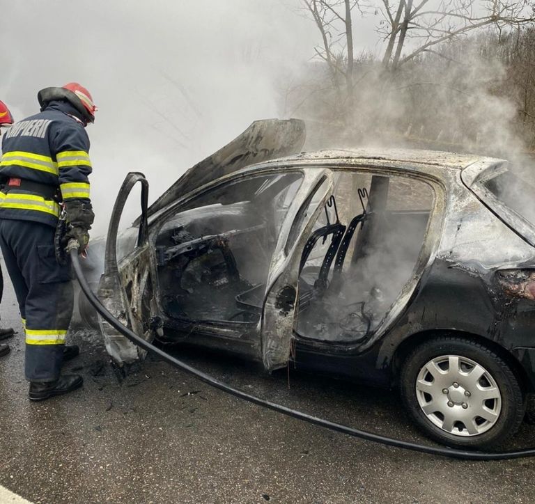 Scurtcircuit electric – cauza incendiului care a mistuit autoturismul