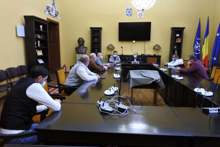 Edilii s-au întâlnit cu reprezentanţii taximetriştilor