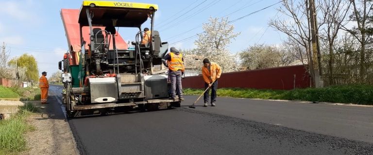 Covor asfaltic nou pe un drum național din județ
