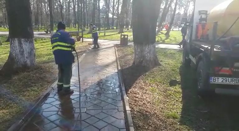 Muncitorii Urban Serv au spălat aleile din Parcul “Mihai Eminescu” (video)