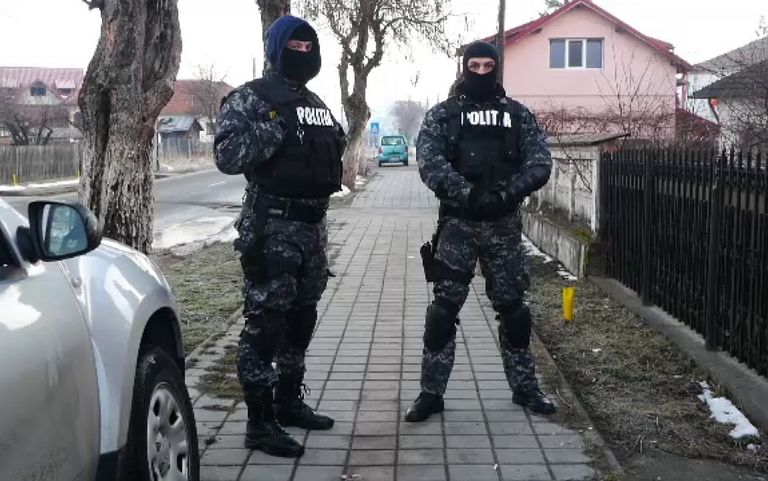 Proxeneți ridicați cu mascații! Tinere și minore obligate să se prostitueze în Botoșani și Suceava (video)