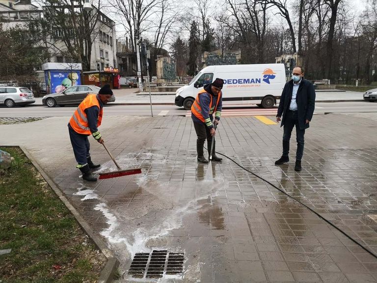 În municipiul Botoşani a început curăţenia de primăvară