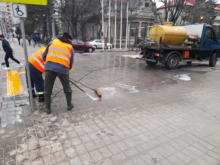 Muncitorii Urban Serv vor spăla în următoarele zile strada Pacea