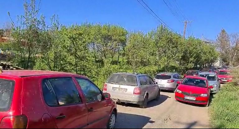 Drumul spre Lacul cu Nuferi, blocat de botoşănenii dornici de aer curat (video)