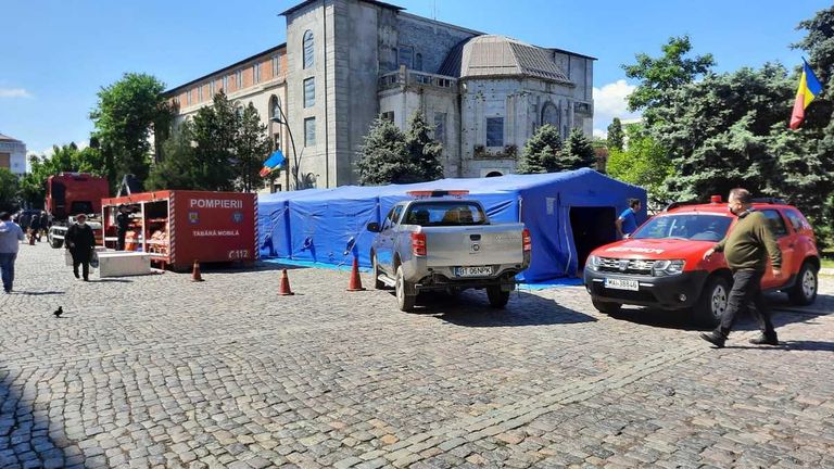 Sute de botoșăneni așteptați la vaccinare în fața Prefecturii (video)