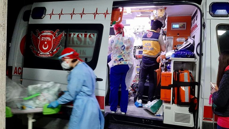 Ambulanţă cu medici turci, chemată pentru un bebeluş (video)