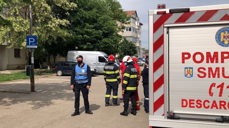 Femeie sechestrată în casă de soț. Intervin mascații, pompierii și negociatorul IPJ (video)
