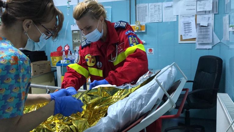 Tânăr în stare gravă după ce a încercat să aprindă focul în sobă (video)