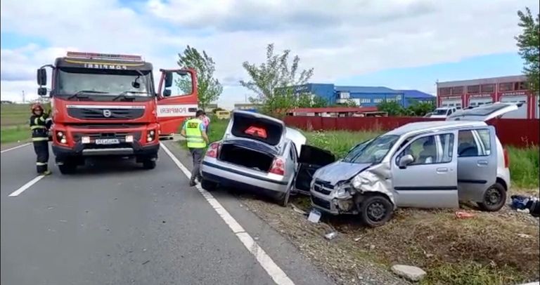 Accident cu patru răniți după impactul a două mașini
