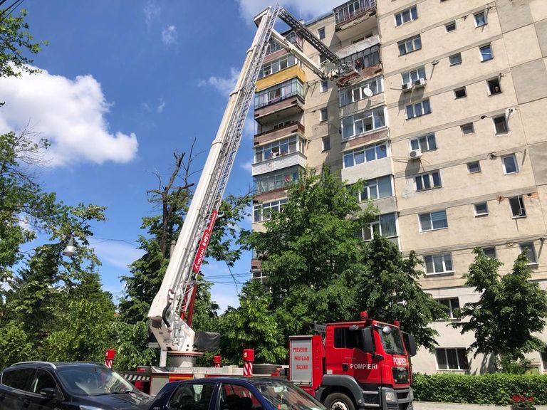 Un balcon de pe Bulevard, pericol pentru trecători (video)
