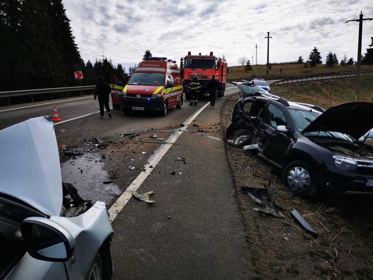 Botoşăneni răniţi într-un accident grav în Pasul Tihuţa (video)