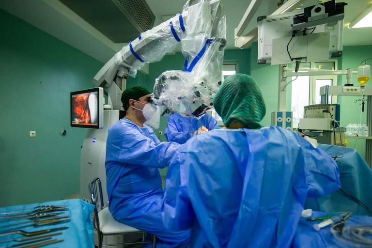 Elevă cu o tumoră extrem de rară, operată cu succes pe creier
