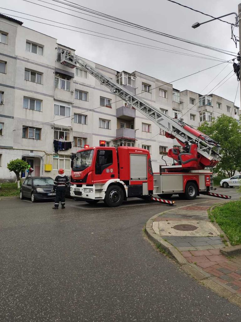 Femeie rămasă captivă în baie, salvată de pompierii dorohoieni