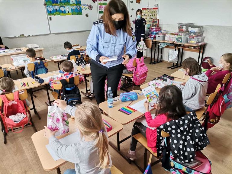Întâlnire surpriză pentru elevii din Rădăuți Prut. Copil premiat de polițiști