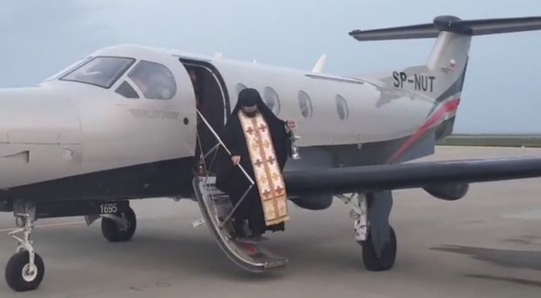Lumina Sfântă de la Ierusalim a ajuns cu avionul la Suceava, iar de acolo va fi adusă credincioşilor din Botoşani (video)