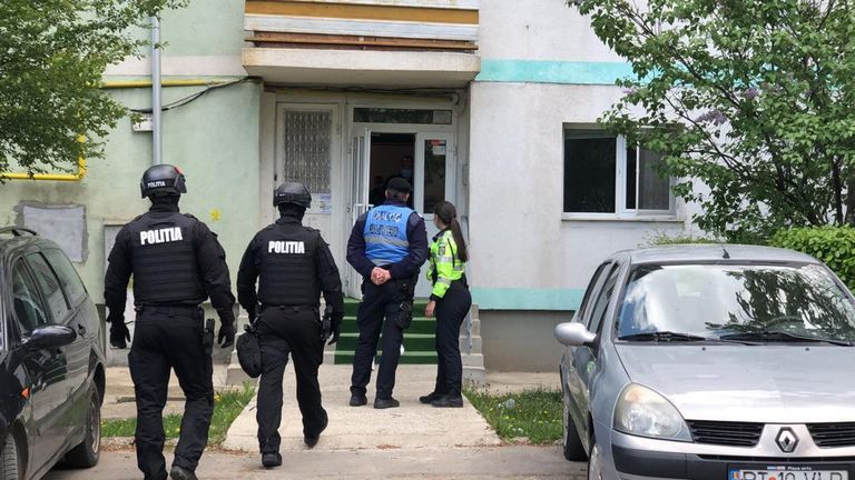 Alertă maximă într-un bloc din oraş. Intervin mascaţii, negociatori şi cadre medicale (video)