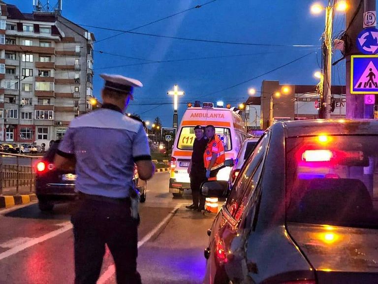 Femeie lovită în plin de o motocicletă pe trecere