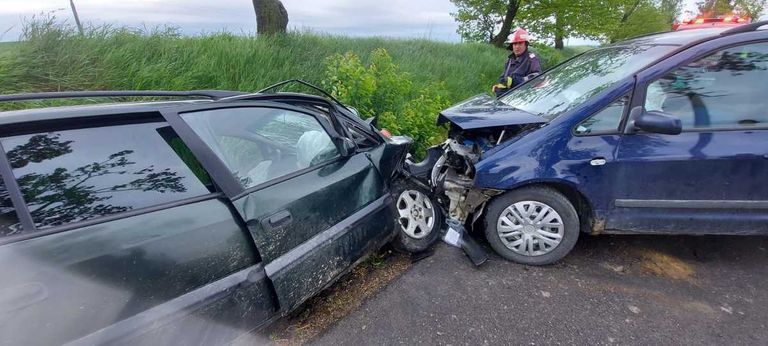 Şofer rănit după o coliziune frontală