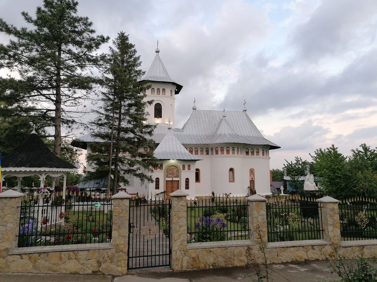 Centenarul satului Victoria, marcat prin resfinţirea Bisericii „Naşterea Maicii Domnului”