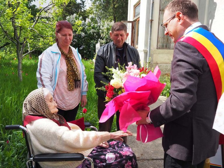 Doamnă centenară, felicitată de primarul Cosmin Andrei