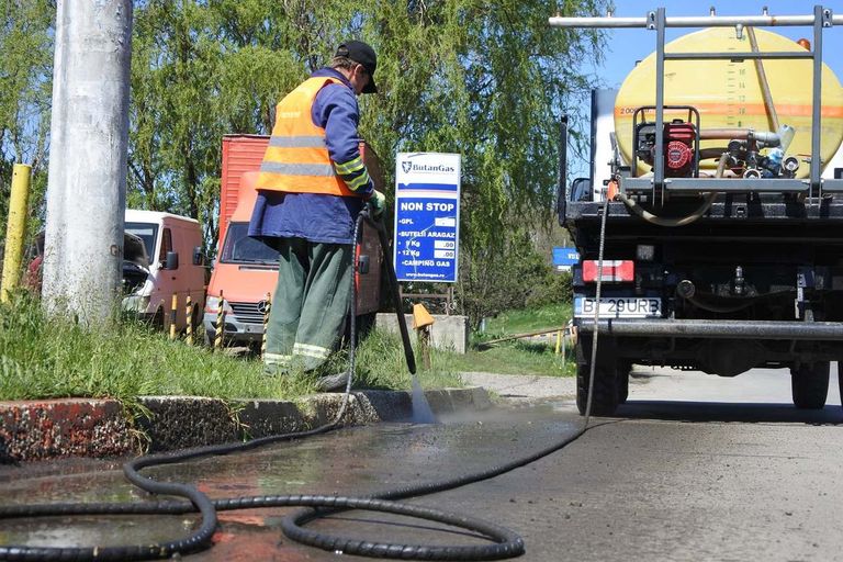 Am trăit s-o vedem şi pe asta – Strada Pacea curăţată şi spălată de muncitorii Urban Serv