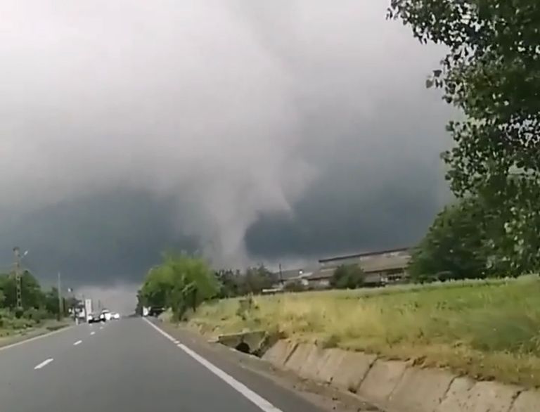 Tornadă formată la marginea oraşului (video)