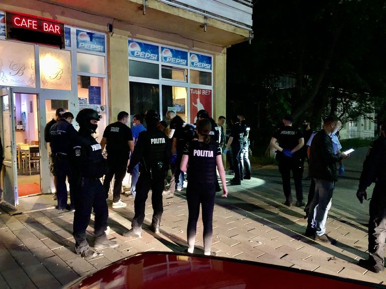 Razii în tot orașul cu zeci de mascați și polițiști de la Crimă Organizată (video)