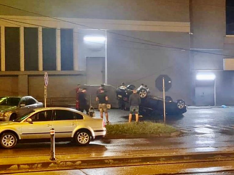 Cascadorie aproape imposibilă cu un BMW în parcarea unui hipermarket